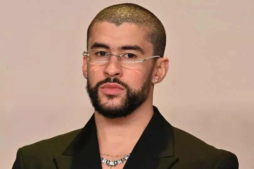 Bad Bunny se presenta como un artista que rompe moldes de género, desafía normas estéticas tradicionales y abraza la autenticidad como bandera. (Fuente externa).